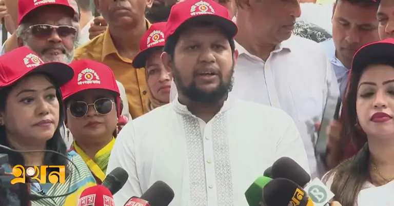 কথা বলছেন তথ্য উপদেষ্টা মাহফুজ আলম